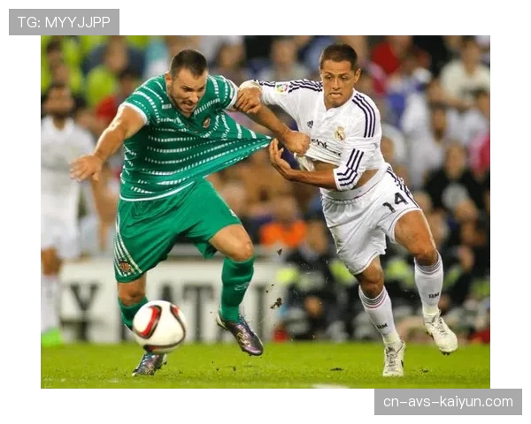 暴雨导致亚特兰大主场部分看台积水，比赛照常进行